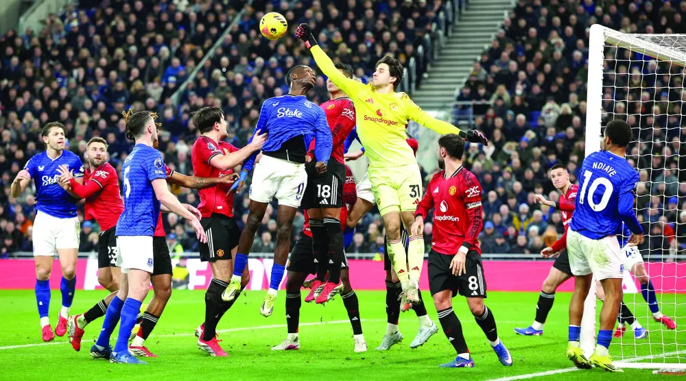 
في المباراة التي فاز فيها يونايتد على إيفرتون أظهر لامينز ثقةً لا حدود لها مُنقذاً مرماه من هجمات خطيرة (رويترز)