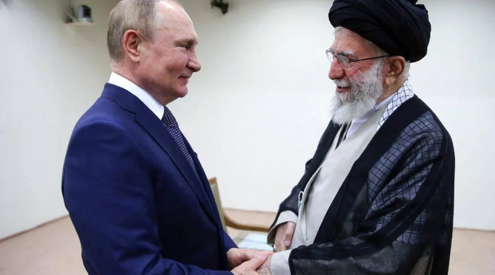 الرئيس الروسي فلاديمير بوتين والمرشد الإيراني الراحل علي خامنئي في طهران عام 2022 (أ.ف.ب)