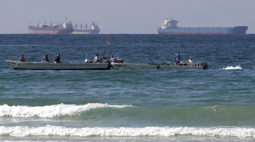 قوارب صيد أمام ناقلات نفط جنوب مضيق هرمز (أ.ب)
