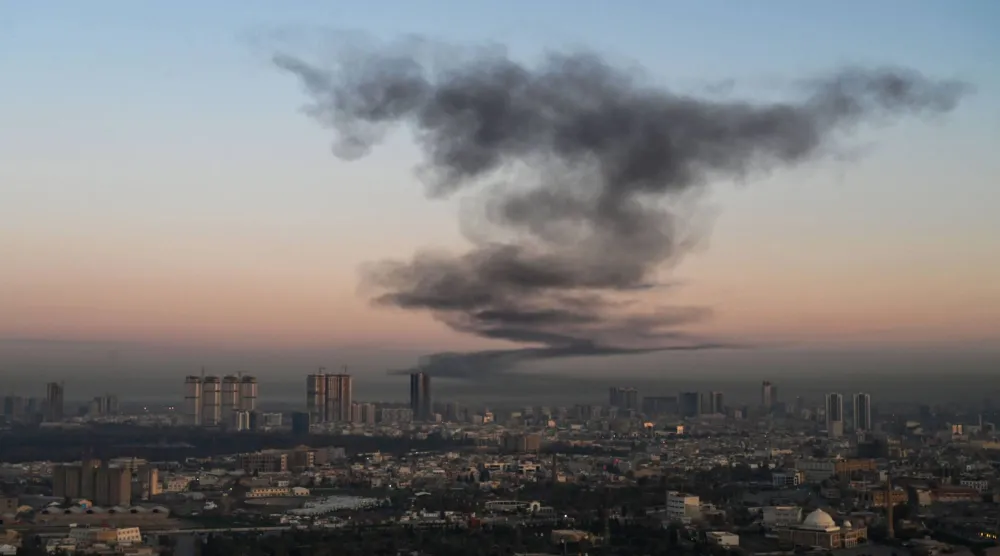 عمود من الدخان بالقرب من مطار أربيل الدولي (أ.ف.ب)