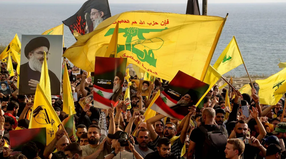 مناصرون لـ«حزب الله» يرفعون أعلامه في إحياء الذكرى السنوية الأولى لاغتيال أمينه العام السابق حسن نصر الله (أرشيفية - د.ب.أ)