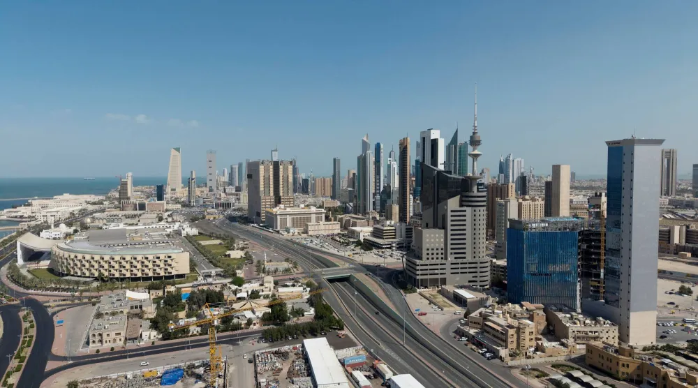 مدينة الكويت بعد الضربات الإسرائيلية والأميركية على إيران (رويترز) 
