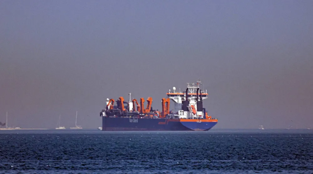 رست العديد من السفن قبالة سواحل دبي بعد تهديد إيران بإغلاق مضيق هرمز الذي تعبره مئات السفن المحملة بالنفط (إ.ب.أ)