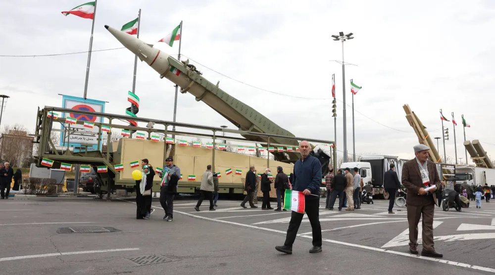 صواريخ باليستية تُعرض خلال مراسم إحياء ذكرى الثورة في ميدان «آزادي» غرب طهران الشهر الماضي (إ.ب.أ)