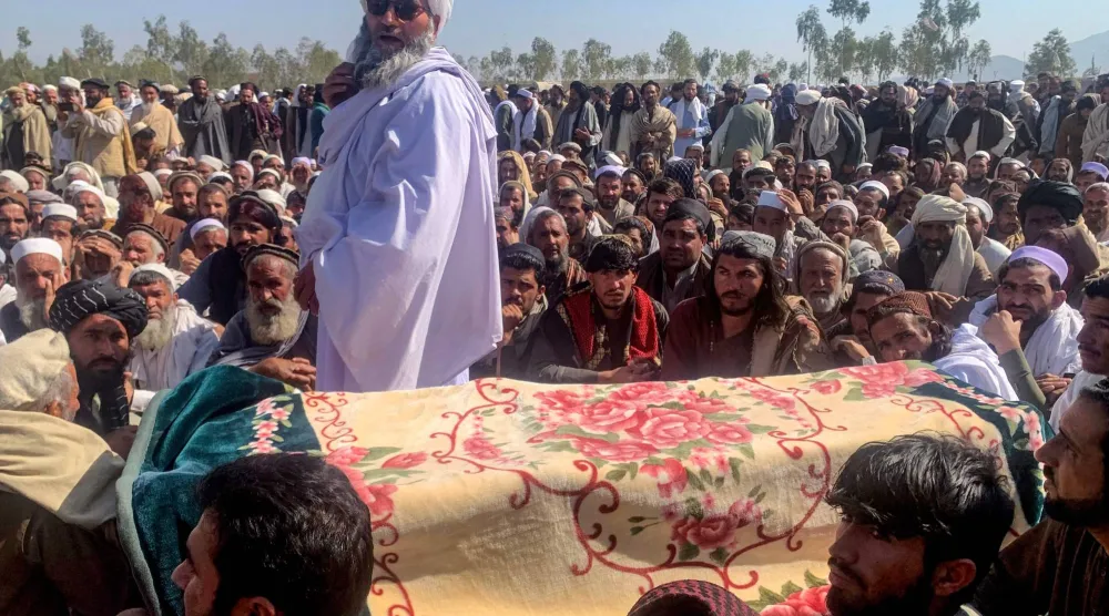 سكان يشيعون ضحايا سقطوا خلال غارات جوية باكستانية في منطقة غني خيل بولاية ننجرهار الأحد (أ.ف.ب)