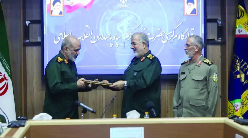 وحيدي يتسلم مرسوم تعيينه من سلفه باكبور (وسط) بحضور محمد شيرازي مسؤول الشؤون العسكرية في مكتب المرشد يوم 31 يناير الماضي (إرنا)