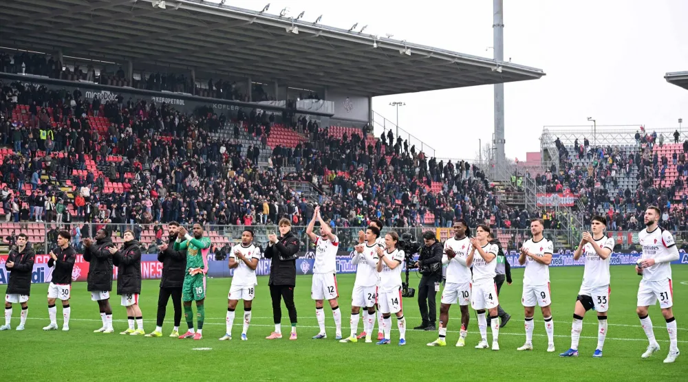 لاعبو ميلان يحيون جماهيرهم (أ.ف.ب)