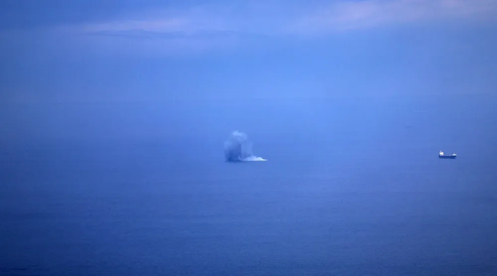 تصاعد الدخان بعد سقوط صاروخ إيراني في مياه خليج حيفا المطل على البحر الأبيض المتوسط في إسرائيل (إ.ب.أ)