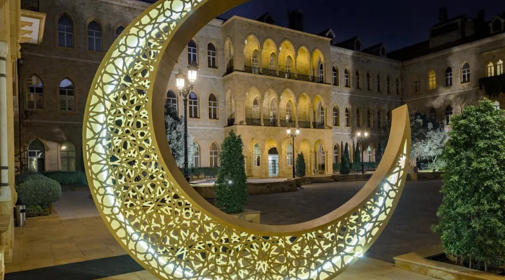 زينة الشهر الفضيل تكسو مداخل السرايا الكبير (الشرق الأوسط)
