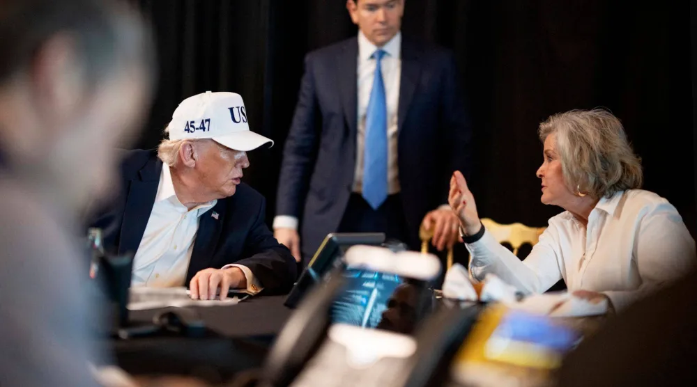 صورة نشرها البيت الأبيض لترمب وكبيرة موظفي البيت الأبيض سوزي وايلز ووزير الخارجية ماركو روبيو خلال متابعة «عملية الغضب الملحمي» ضد إيران (أ.ف.ب)