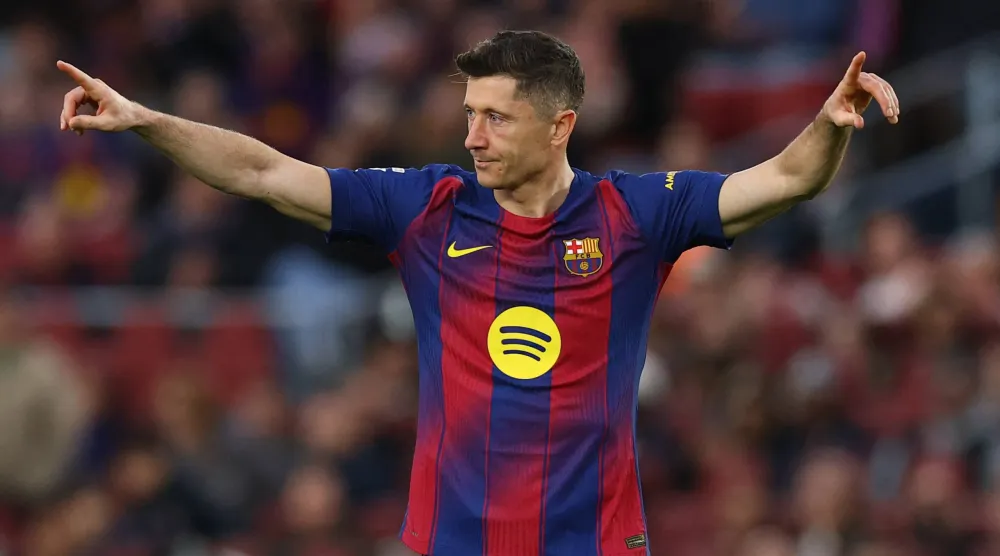 النجم البولندي روبرت ليفاندوفسكي مهاجم برشلونة (رويترز)