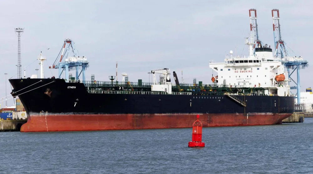 ناقلة النفط «إيثيرا» التابعة لـ«الأسطول الخفي» الذي تستخدمه روسيا للالتفاف على العقوبات (أ.ف.ب)