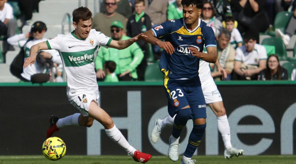 إلتشي تعادل مع ضيفه إسبانيول (إ.ب.أ)