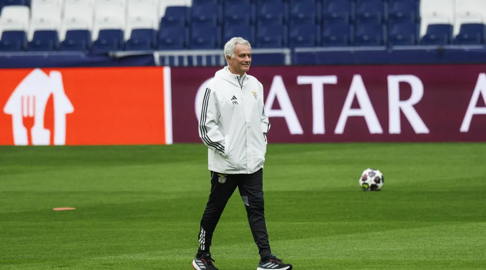 البرتغالي جوزيه مورينيو مدرب بنفيكا (إ.ب.أ)