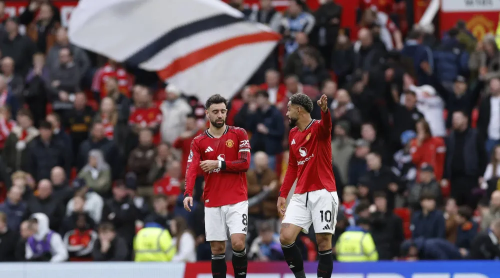 ثنائي مان يونايتد برونو فرنانديز وماتيوس كونيا يحتفلان بفوز فريقهما الصعب على كريستال بالاس (رويترز)