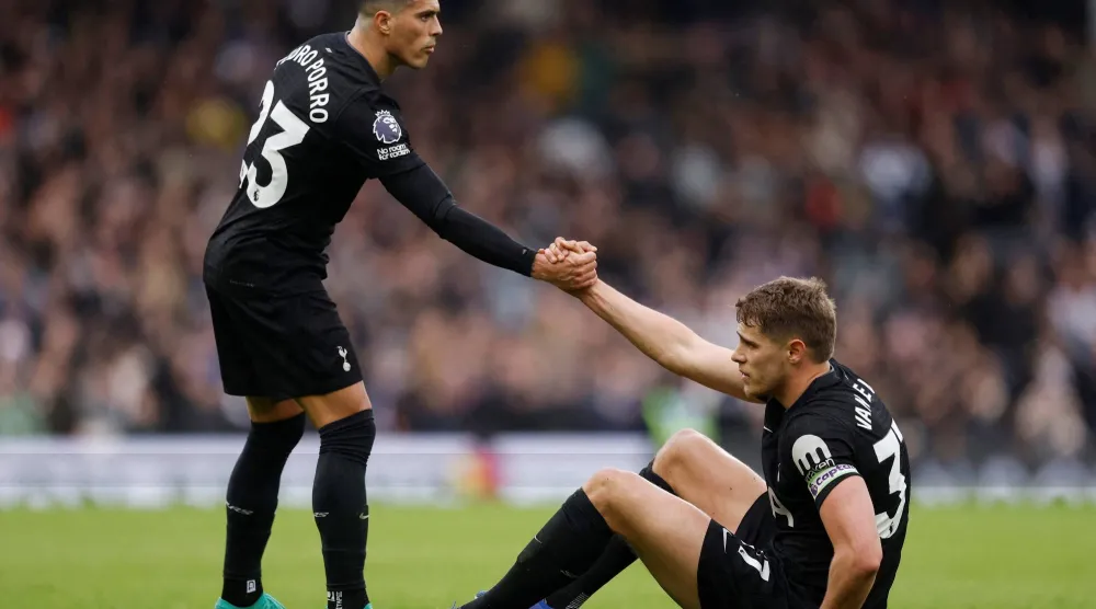 حسرة ثنائي توتنهام هوتسبير ميكي فان دي فين وبيدرو بورو بعد الهزيمة من فولهام (رويترز)