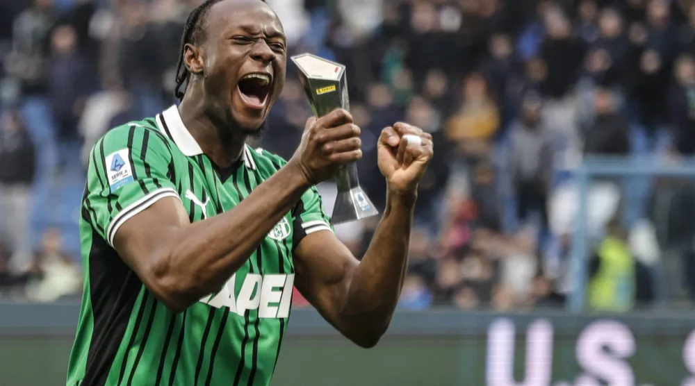 إسماعيل كونيه يحتفل بهدفه لساسولو في مرمى أتالانتا (إ.ب.أ)