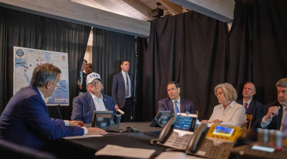 ترمب وهو يتابع مجريات عملية «ملحمة الغضب» ضد إيران مع مدير الـ«سي آي إيه» جون راتكليف بحضور وزير الخارجية ماركو روبيو ورئيسة موظفي البيت الأبيض سوزي وايلز في مارالاغو صباح السبت (أ.ب)