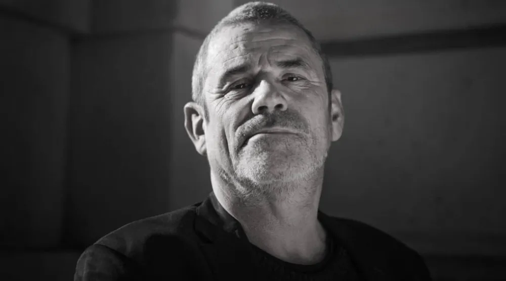 المصوّر الصحافي البريطاني بول كونروي رحل عن 61 عاماً إثر أزمة قلبية (إكس)