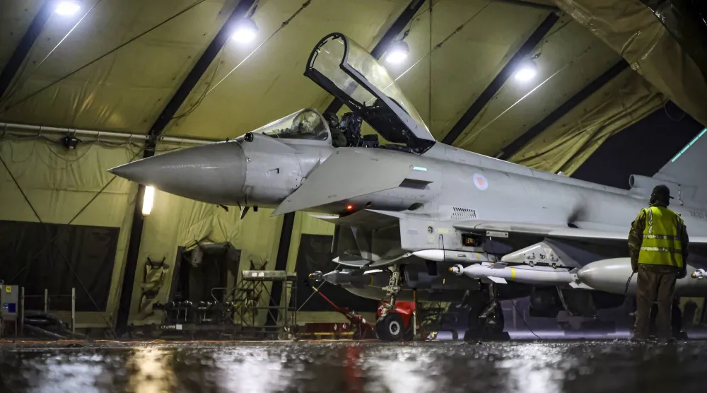 مقاتلة بريطانية من طراز «تايفون» في قاعدة أكروتيري بقبرص قبل إقلاعها لضرب أهداف للحوثيين يناير 2024 (أ.ب)