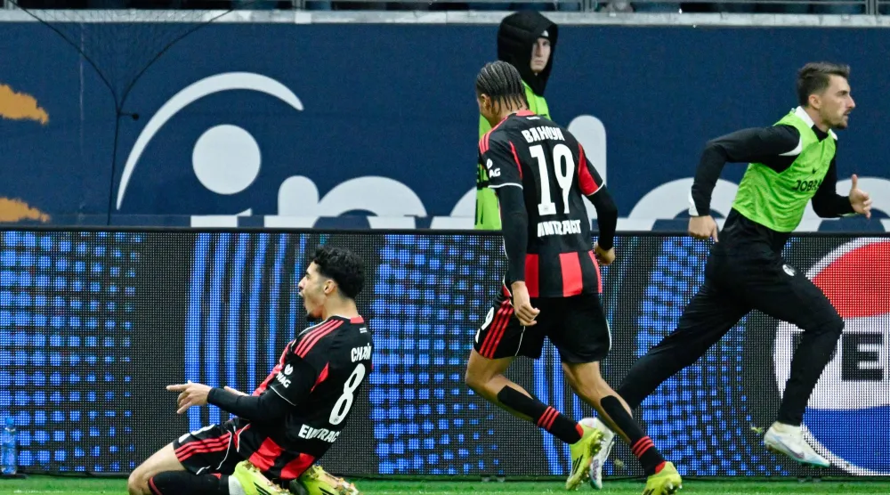 الجزائري فارس شايبي «يسار» يحتفل بهدفه لفرانكفورت (د.ب.أ) 