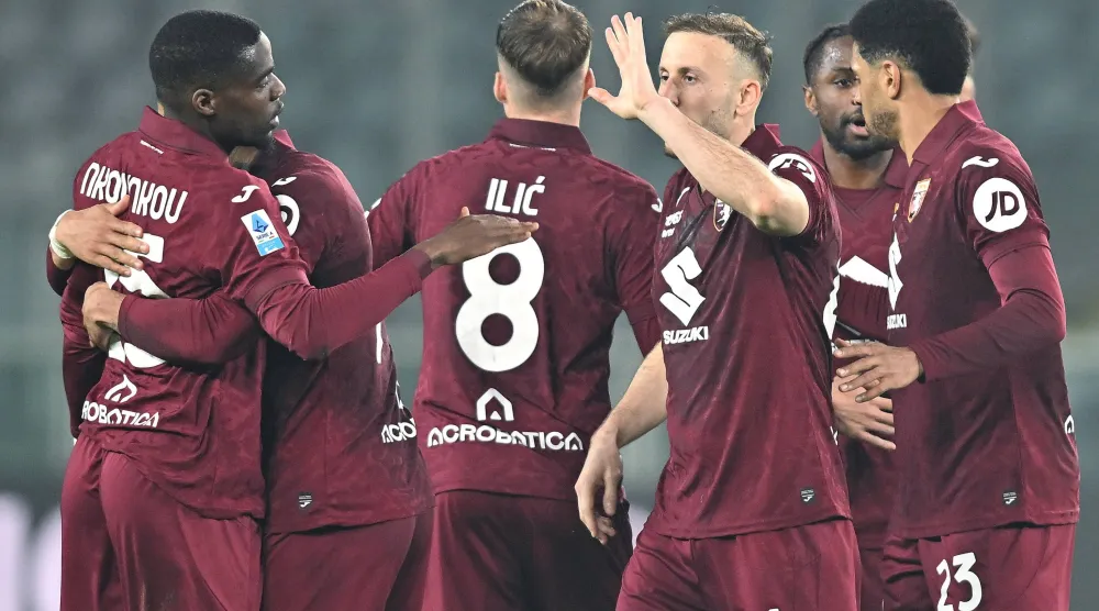 فرحة لاعبي تورينو بالفوز على لاتسيو (إ.ب.أ) 