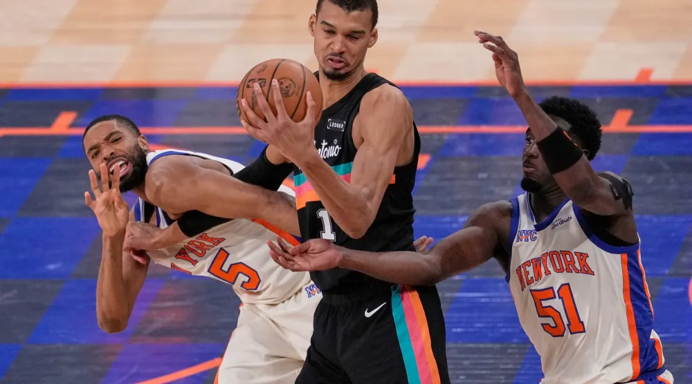 الفرنسي فيكتور ويمبانياما فشل في إنقاذ السبيرز من الهزيمة أمام نيكس (أ.ب) 