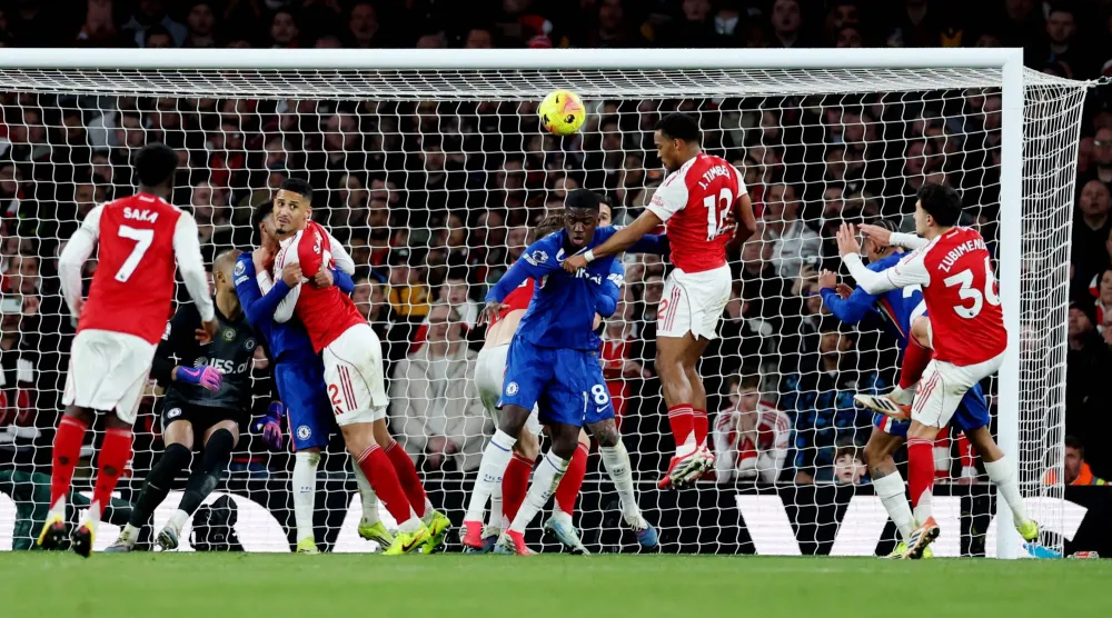 تيمبر لاعب آرسنال (رقم 12) يقفز عاليا ليصوب في شباك تشيلسي هدف الفوز الحاسم (رويترز)