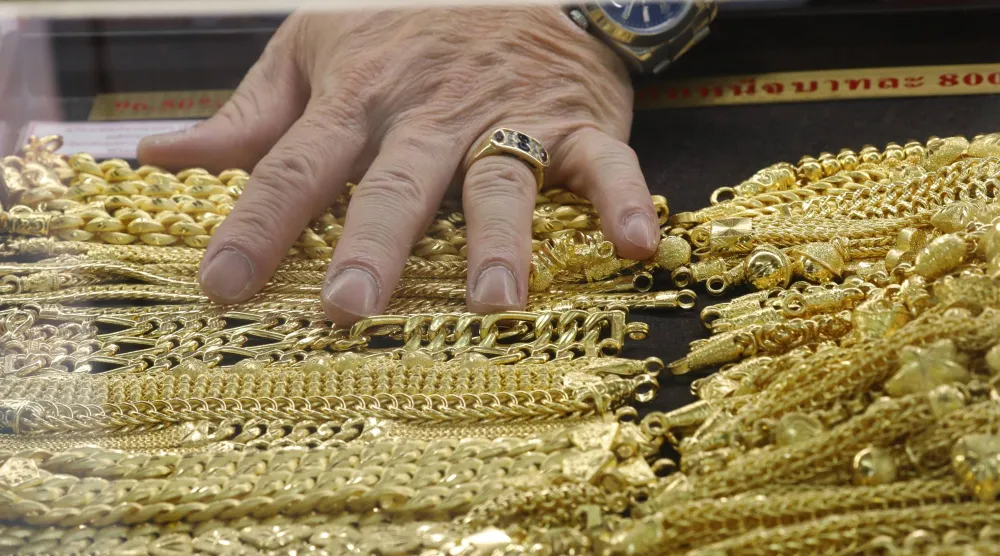 مجوهرات ذهبية في متجر في بانكوك (إ.ب.أ)