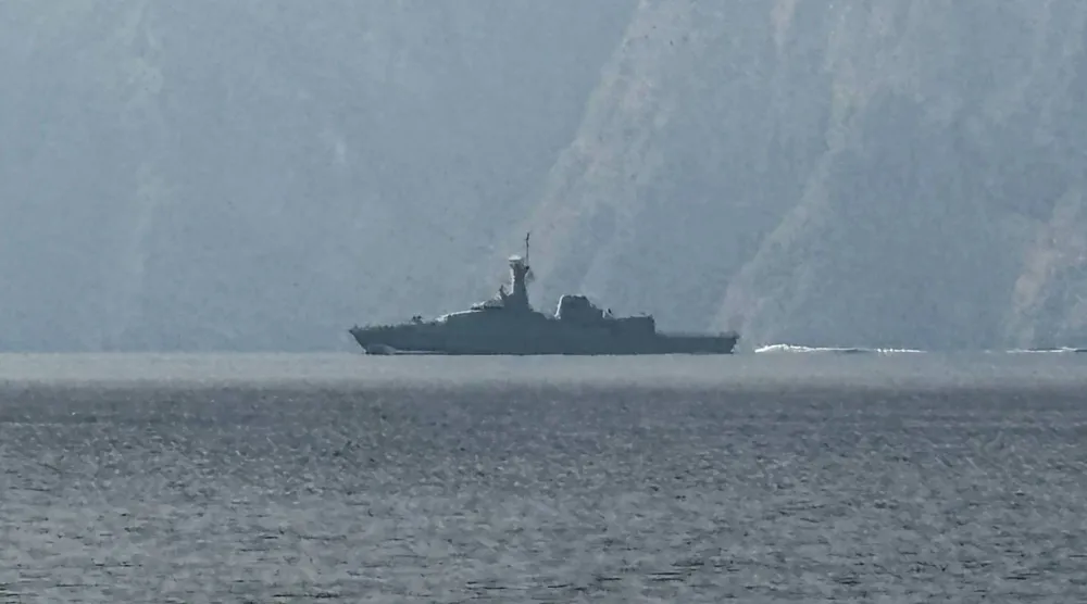 سفينة تابعة للبحرية تبحر في مضيق هرمز (أ.ف.ب)