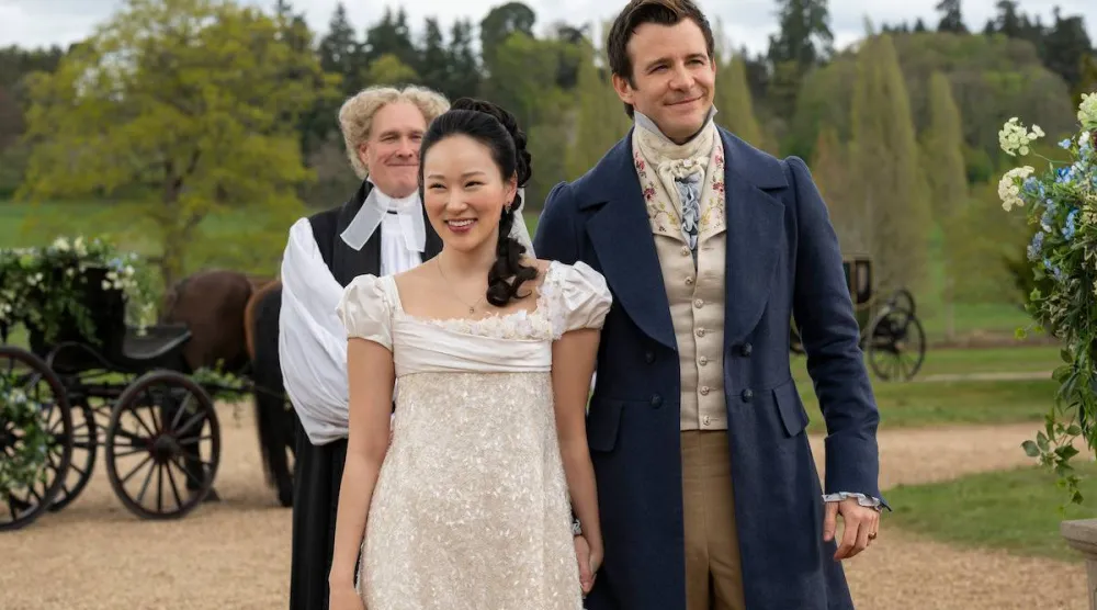 اختتم مسلسل بريدجرتون موسمه الرابع بنهاية ينتصر فيها الحب على المنطق (نتفليكس)