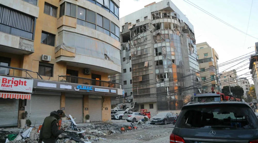 مبنى متضرّر بعد غارة جوية إسرائيلية على الضاحية الجنوبية لبيروت فجر اليوم (أ.ف.ب)