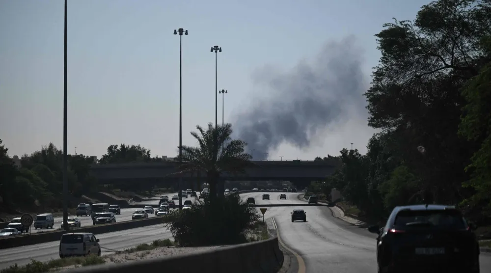 دخان يتصاعد من محيط السفارة الأميركية في الكويت اليوم (أ.ف.ب)