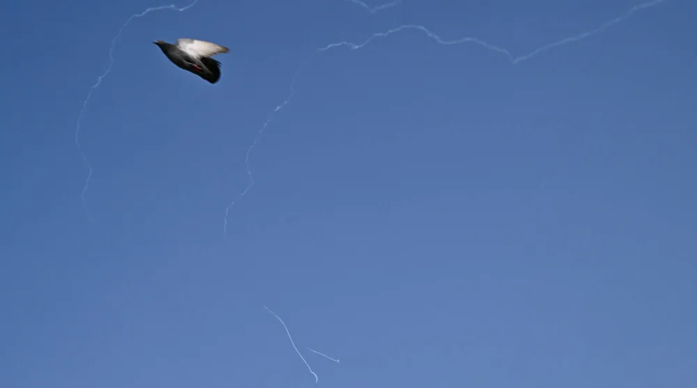 آثار اعتراض صاروخ إيراني في سماء دبي (أ.ف.ب)