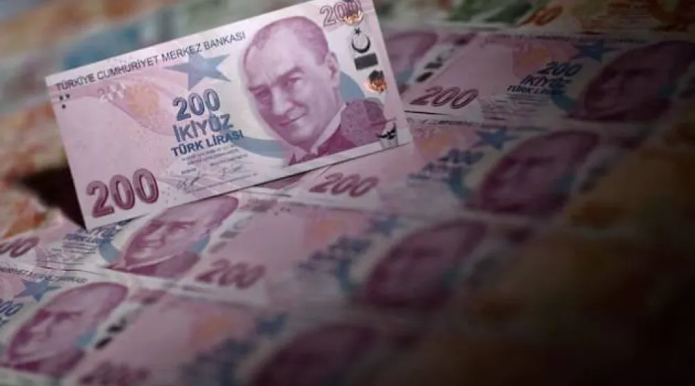 صورة توضيحية ملتقطة في إسطنبول لأوراق نقدية من الليرة التركية (رويترز)