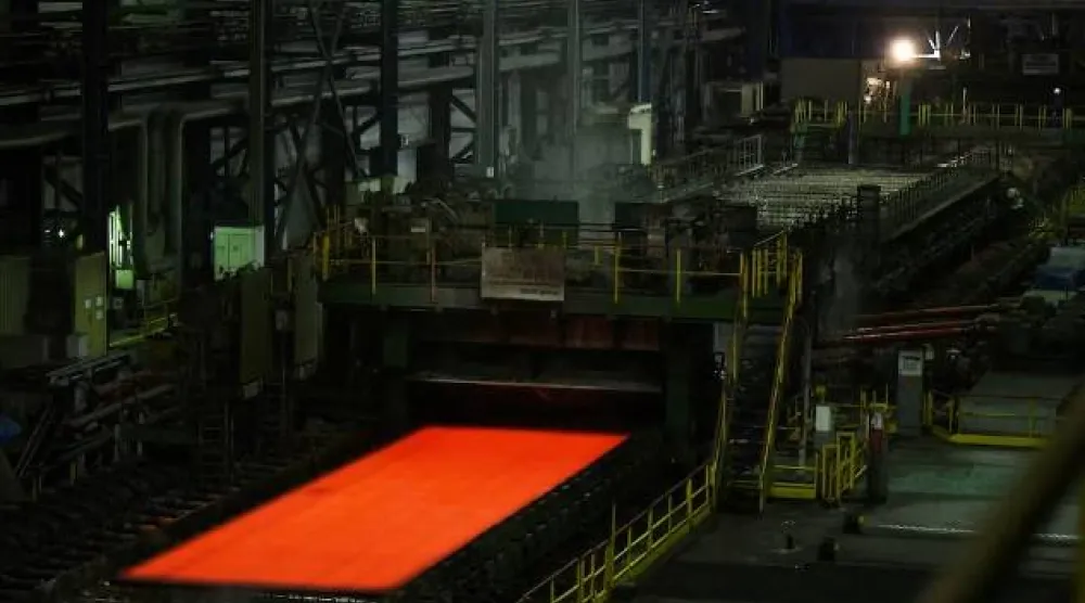 خط إنتاج في ورشة لف الصفائح المعدنية في مدينة ماغنيتوغورسك (رويترز)