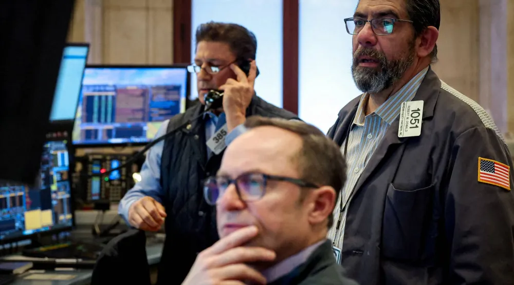 متداولون يعملون داخل بورصة نيويورك (رويترز)