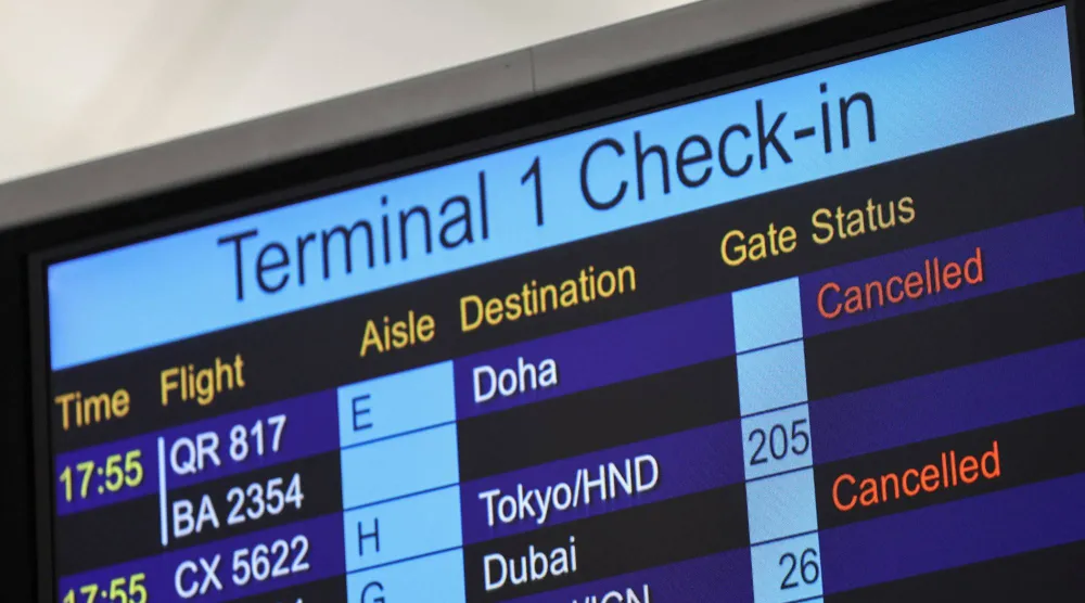 تظهر شاشة في مطار هونغ كونغ الدولي الرحلات الملغاة إلى وجهات الشرق الأوسط (رويترز)