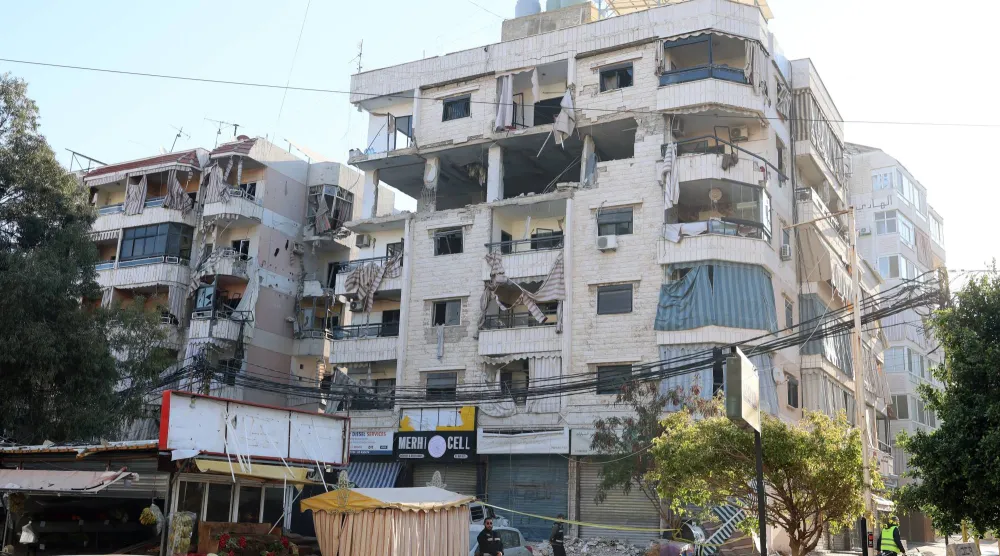 مبنى متضرر جراء الغارات الإسرائيلية على الضاحية الجنوبية لبيروت (إ.ب.أ)