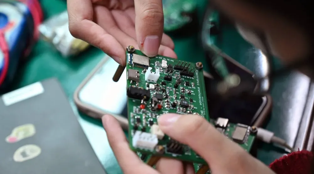 تُستخدم الرقائق الإلكترونية في كلِّ جانب من جوانب حياتنا وتُساهم في تطوير تقنيات جديدة مثل الذكاء الاصطناعي (أ.ف.ب)