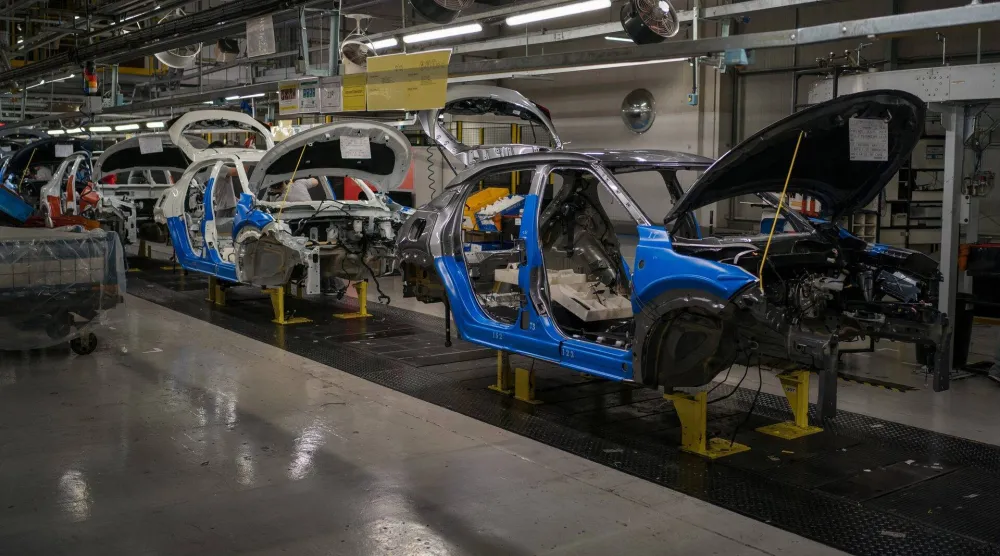 مشهد لإنتاج السيارات بمصنع «نيسان» في سندرلاند (رويترز)