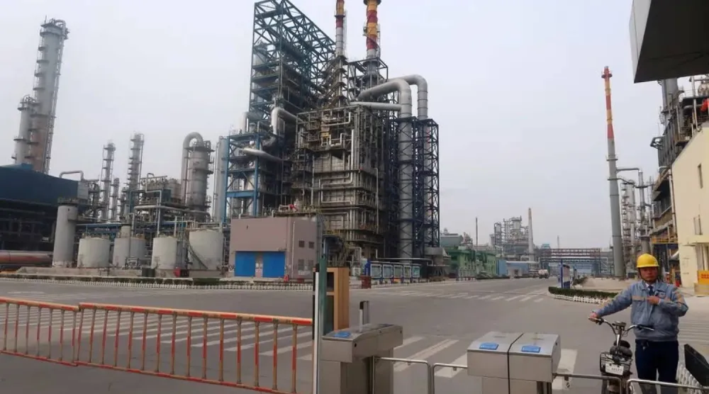 رجل عند مخرج مصفاة شركة «تشامبرود» للبتروكيميائيات في بينزهو بمقاطعة شاندونغ الصينية (رويترز)