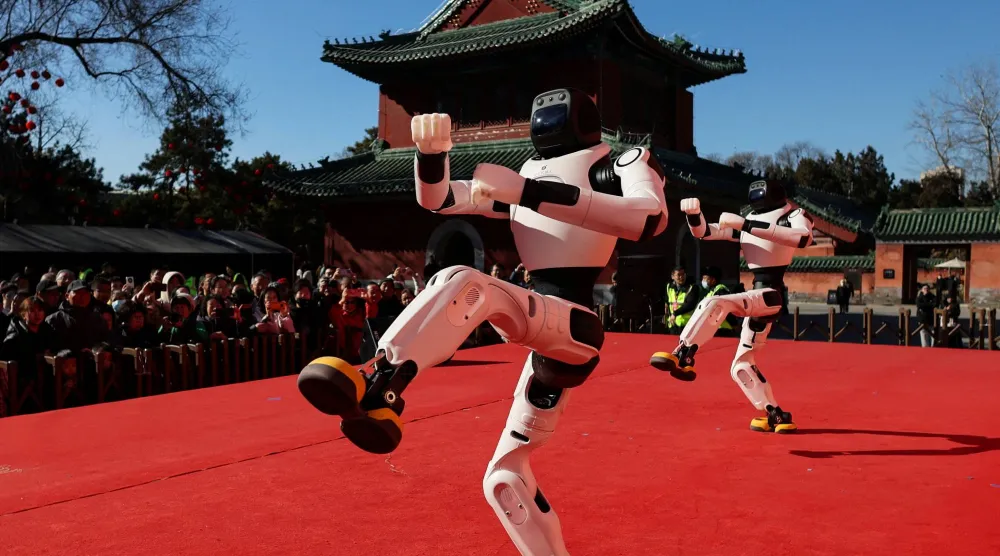 مشاهدون يتابعون عرضاً للروبوتات في العاصمة الصينية بكين (رويترز)