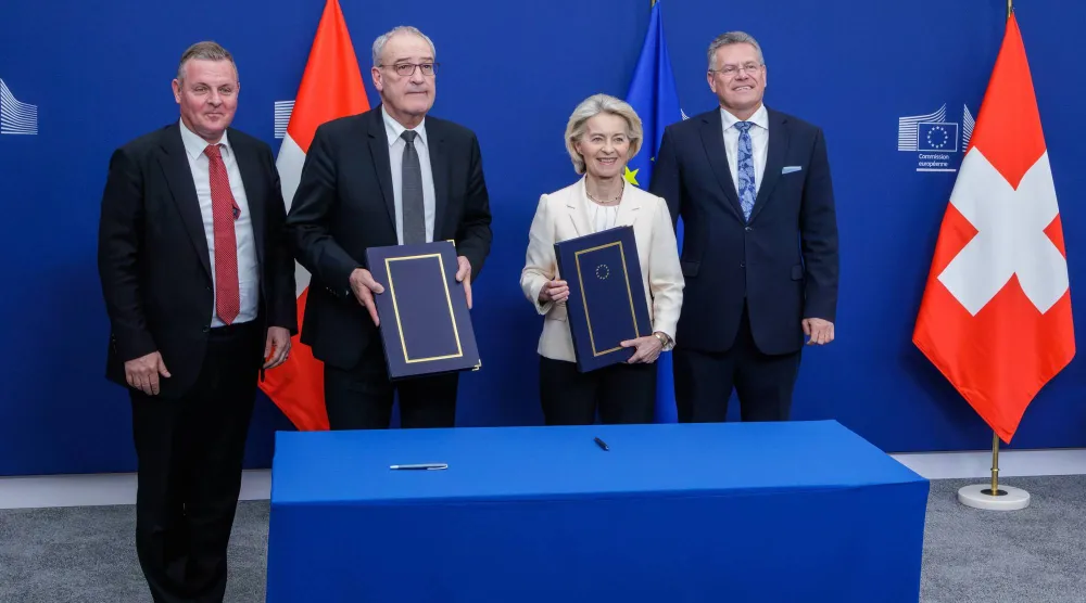 الرئيس السويسري غي بارميلان ورئيسة المفوضية الأوروبية أورسولا فون دير لاين خلال توقيع حزمة اتفاقيات في بروكسل 2 مارس 2026 (إ.ب.أ)