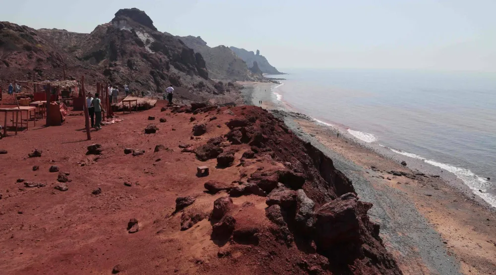 أناس يزورون جزيرة هرمز في مضيق هرمز قبالة مدينة بندر عباس الإيرانية (أرشيفية - أ.ف.ب)