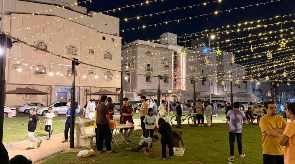 تتزين منطقة الفعاليات بهدف جذب الزوار والعابرين للحارات المكية (الشرق الأوسط)