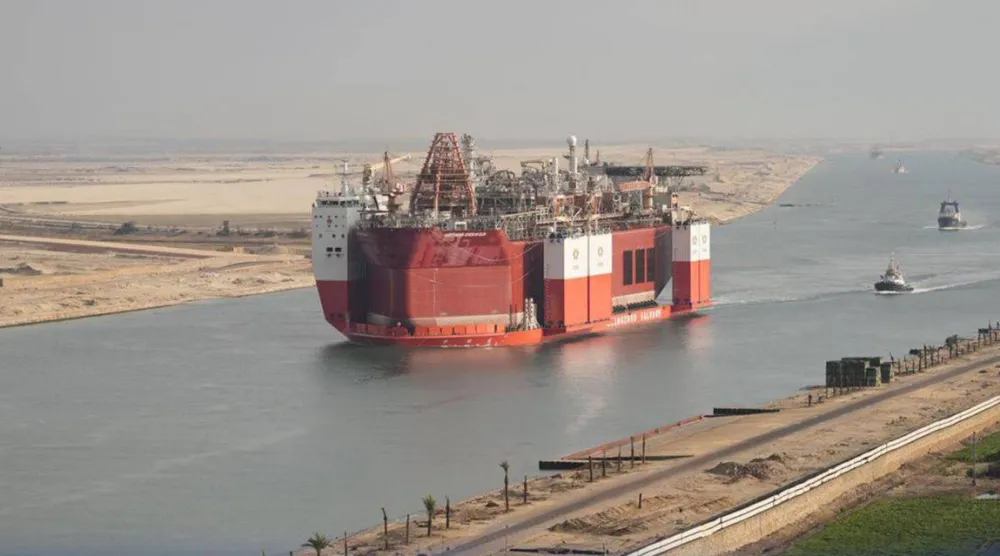 سفينة الغطس «HUA RUI LONG» إحدى أكبر حاملات المثقلات في العالم تعبر المجرى الملاحي الجديد بقناة السويس الأسبوع الماضي (هيئة القناة)