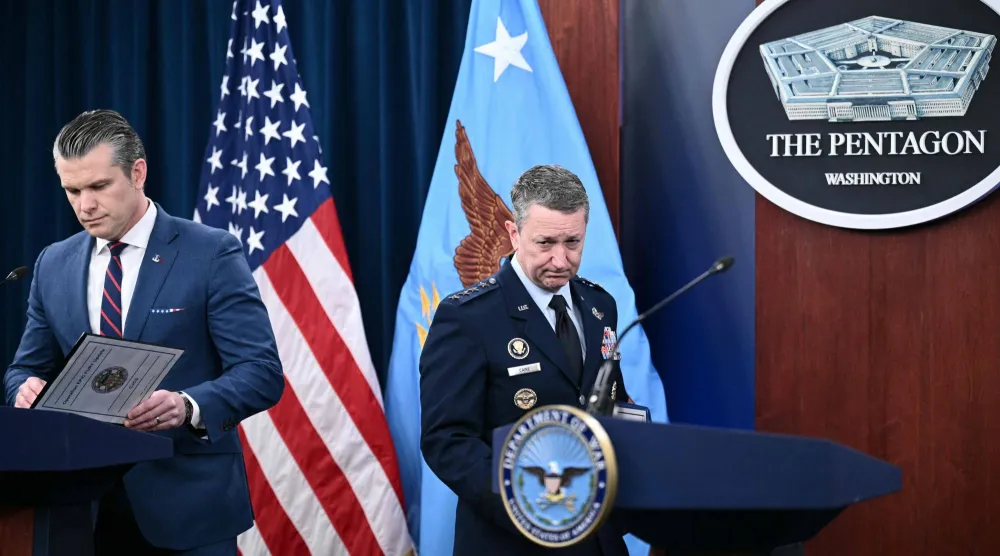 دان كين رئيس هيئة الأركان الأميركية المشتركة في مؤتمر صحافي مشترك مع وزير الدفاع بيت هيغسيث في البنتاغون (أ.ف.ب)