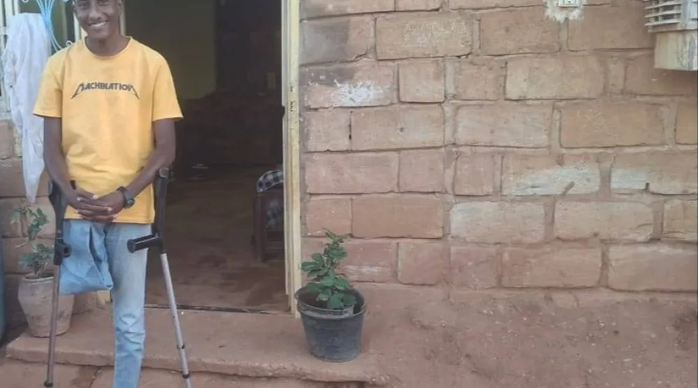 الفتى السوداني عبد الرحمن الذي بُترت ساقه بعد إصابته بطلق ناري خلال الحرب (الشرق الأوسط)