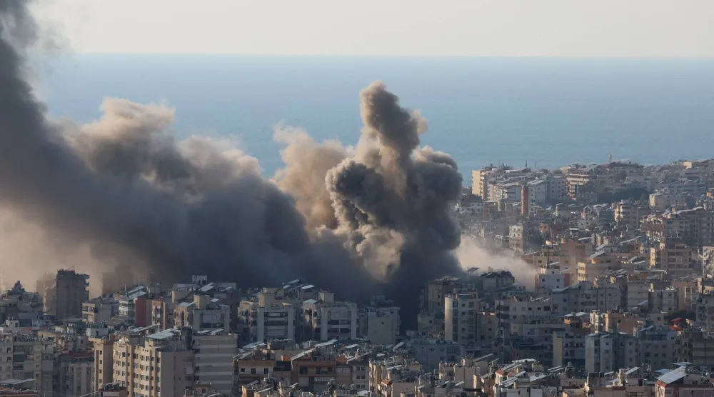 دخان يتصاعد عقب غارة إسرائيلية على الضاحية الجنوبية لبيروت... 2 مارس 2026 (رويترز)
